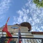 El nido de cigüeña sobre el balcón del Ayuntamiento de Sotillo del Rincón.