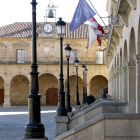 A la derecha, arcos del Ayuntamiento de Soria.