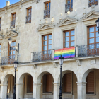 La bandera arcoiris luce en uno de los balcones del edificio del Ayuntamiento. GONZALO MONTESEGURO