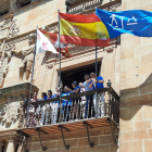Miembros del turno de oficio de Soria, ayer en el Día de la Justicia Gratuita, en el izado de bandera.