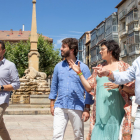 Gallardo, flanqueado por Peñuelas y Llorente miran hacia la fachada de la casa consistorial de Soria.