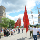 Saludo de cruces y pendones de los participantes en la romería de la Blanca.