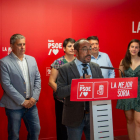 Rey, junto al resto de miembros de la candidatura, en la sede del PSOE.