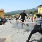 Un o de los mayorales atiza a uno de los jóvenes que se había escapado de la comitiva.