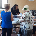 Señoras votando en un pueblo en la jornada electoral del 23J