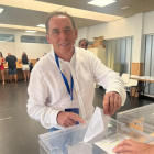 El alcalde de Golmayo y presidente del PP de Soria, Benito Serrano, votando. HDS