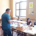 Votantes en una mesa electoral de San Esteban.