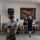 Electores en un colegio de El Burgo de Osma el domingo 23J.