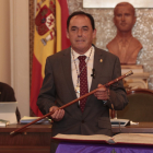 Benito Serrano con el bastón de mando.