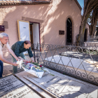 Bozal y De Miguel, de la Fundación Antonio Machado, depositan flores en la tumba de Leonor.