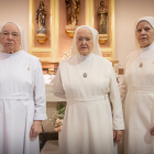 De izquierda a derecha, las hermanas María Jesús, María Pilar y Magdalena, este jueves en la iglesia.