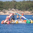 Jóvenes navegando por el embalse a la altura de la Playa Pita.