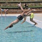 Un joven se lanza de cabeza a una piscina pública en Soria capital.