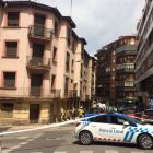 Los bomberos, abajo a la izquierda, trabajan ante el escape de gas en Cortes de Soria.