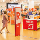 Rebajas en el centro comercial.