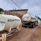 Camiones cisterna de la Diputación de Soria repartiendo agua.
