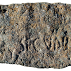 Placa encontrada en el verano de 2021 en Numancia en la que puede leerse la inscripción Ant Secunda.HDS