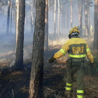 Un bombero en tareas de extinción de un incendio en Soria en una imagen de archivo.
