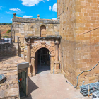 Entrada a los claustros de la Concatedral de San Pedro. - MARIO TEJEDOR