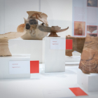 Detalle de la exposición 'Fragmentos de agua y cielo en las cerámicas de Numancia'.