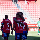 Carlos González, el mejor numantino ante el Atlético Paso, se abraza con Noé.