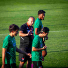 Javi Moreno en un entrenamiento dando indicaciones a sus jugadores.