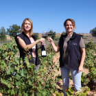 Emma Villajo y María José García Moreno brindan en una de las fincas en las que nacen los vinos de la marca 12 Linajes.