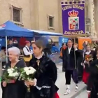El Centro Soriano de Zaragoza volvió a participar fiel a su cita en la Ofrenda de Flores a la Virgen del Pilar de Zaragoza. Una edición más, piñorros y sobre todo piñorras dejaron sus flores blancas en el gran manto de la Virgen.