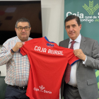 Santiago Morales y Carlos Martínez Izquierdo sostienen una camiseta del CD Numancia.