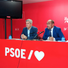 Los socialistas Javier Antón y Luis Rey durante la comparecencia. HDS