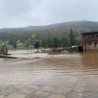 Salduero sufre de nuevo la inundación de la plaza en una jornada complicada en Pinares de Soria.