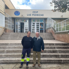 Ángel Sáinz, responsable Comercial de Rebi y David Ortega, responsable técnico de Conexiones, ante el CEIP Las Pedrizas.