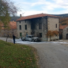 El vehículo del alcalde de La Póveda junto a la vivienda donde lo tenía aparcado.