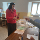 Una vecina de Cubo ejerce su derecho a voto en las elecciones parciales de la entidad local menor.