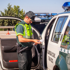 Guardia civil junto a un vehículo del Cuerpo.