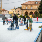 Patinadores en la pista de patinaje sobre hielo de la plaza Mayor de Soria.