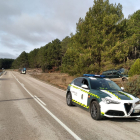 La Guardia Civil junto al vehículo accidentado en el que viajaba el fallecido.