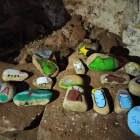 El Belén ha sido pintado en piedras por los niños de la localidad.