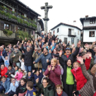 Vecinos de La Alberca festejando que ha ganado su municipio.
