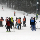 Esquiadores en el punto de nieve de Santa Inés.