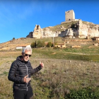Carlos Rubio muestra 'El Cubo', la torre del homenaje del castillo de Langa.
