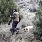 Un cazador con un perro.
