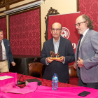 El ganadero Adolfo Martín Escudero recibe el Trofeo Celtiberia de manos de Juan Carlos Valero.
