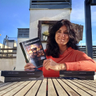 Ana García Posa junto a su nuevo libro.