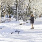 Trabajos de limpieza y diversión en calles llenas de nieve