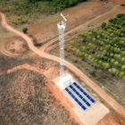 Instalaciones de la antena para brindar 5G a la zona de Matanza junto a la caseta y los paneles solares para 'alimentarla'.