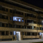 Fachada de unos de los portales de Mirador Sur en la noche del viernes donde se observa luz en una vivienda del segundo piso.