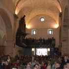 Al fondo, la bóveda de la iglesia durante una celebración religiosa