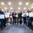 El consejero Suárez-Quiñones y el presidente de la Diputación de Soria, Benito Serrano, junto con los alcaldes que firmaron el convenio para viviendas en su municipio.