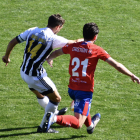 Cristian Delgado en una acción con un rival.